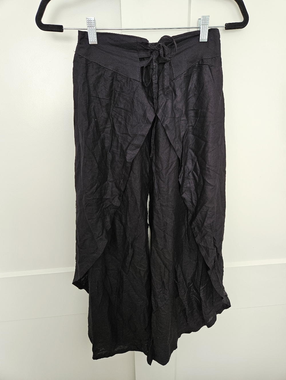 Black Tulip Palazzo Pants. - Picture 2 of 7